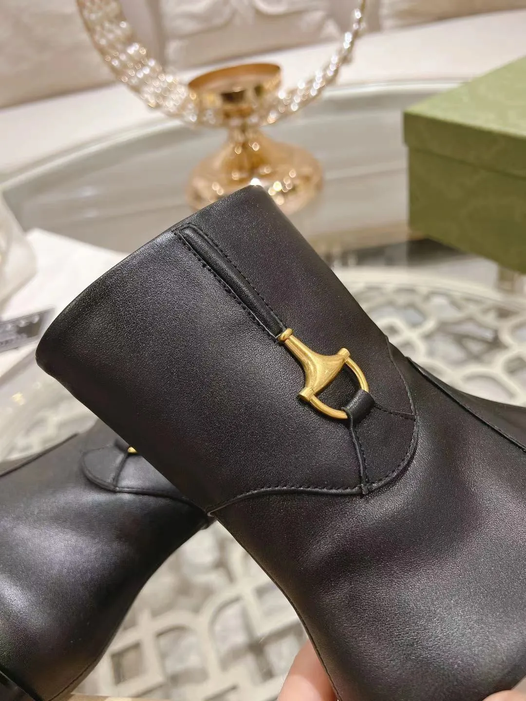 👟👟Ex-factory price 600👟👟 Gucci's latest popular half-horsebit detail boots for autumn and winter, European and American punk style riding boots, horsebit detail boots, the same style as the big-name street style darlings of European and American stars. Upper: Calfskin imported from Italy Size: 35-42#